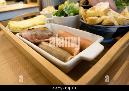 Deutsche Wurst brunch mit Salat, Eier, und French Toast Stockfoto