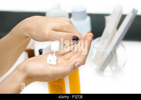 Vorbereitung der Nägel. Closeup Schuß einer Maniküre drücken client Häutchen zurück Stockfoto