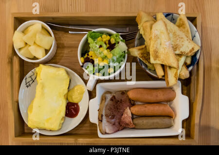 Deutsche Wurst brunch mit Salat, Eier, und French Toast Stockfoto