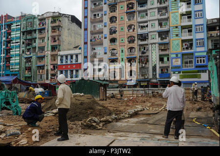 Yangon, Myanmar, Bauarbeiter auf einer Baustelle im Zentrum von Yangon Stockfoto