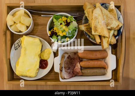 Deutsche Wurst brunch mit Salat, Eier, und French Toast Stockfoto