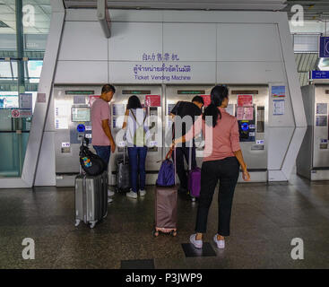 Bangkok, Thailand - 21.April 2018. Leute Tickets kaufen an der BTS-Station in Bangkok, Thailand. BTS oder Skytrain ist einer der bequemsten Methoden zu Stockfoto