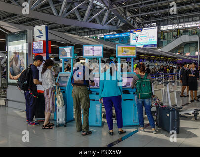 Bangkok, Thailand - 23.April 2018. Passagiere am Abflugterminal der Suvarnabhumi International Airport (BKK) in Bangkok, Thailand. Stockfoto