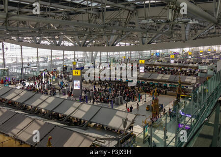 Bangkok, Thailand - 23.April 2018. Ansicht der Abflugterminal der Suvarnabhumi International Airport (BKK) in Bangkok, Thailand. Stockfoto