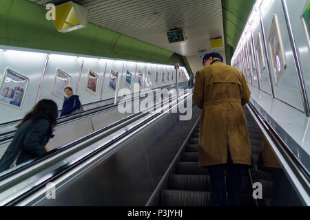 München, Deutschland - 25. Oktober 2017: U-Bahn Passagiere auf Rolltreppe in der U-Bahn Station Stockfoto