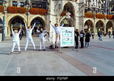 München, Deutschland - Oktober 25, 2017: Politische streikposten von springen Aktivisten Umweltschützer gegen Kohle zum Marienplatz Stockfoto