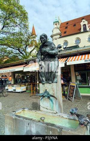 München, Deutschland - 25. Oktober 2017: Bronze Brunnen auf dem Viktualienmarkt Stockfoto