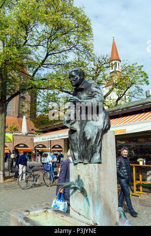 München, Deutschland - 25. Oktober 2017: Bronze Brunnen auf dem Viktualienmarkt Stockfoto