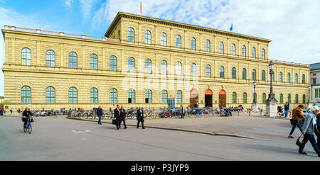 München, Deutschland - 20. Oktober 2017: Bau der Residenz Museum auf den Max-Joseph-Platz mit vielen Menschen Stockfoto