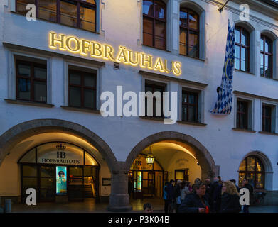 München, Deutschland - 25. Oktober 2017: Fassade des wichtigsten Bier Restaurant Hofbräuhaus mit authentischen Zeichen in der Nacht Stockfoto