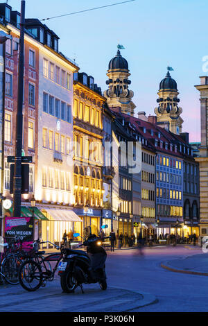 München, Deutschland - 25. Oktober 2017: Spatenhaus und andere alte Häuser am Max-Joseph-Platz bei Nacht Stockfoto