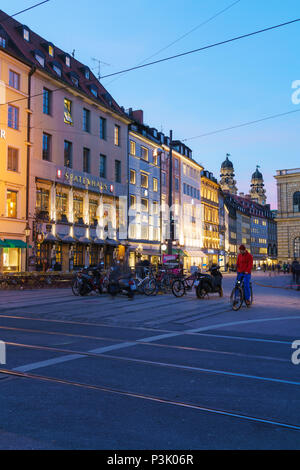 München, Deutschland - 25. Oktober 2017: Spatenhaus und andere alte Häuser am Max-Joseph-Platz bei Nacht Stockfoto