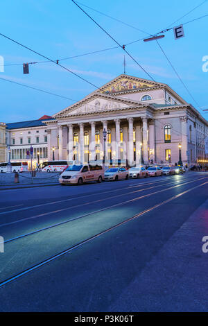 München, Deutschland - 25. Oktober 2017: Das Nationaltheater am Max-Joseph-Platz bei Nacht Stockfoto