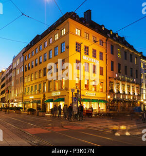 München, Deutschland - 25. Oktober 2017: Spatenhaus und andere alte Häuser am Max-Joseph-Platz bei Nacht Stockfoto