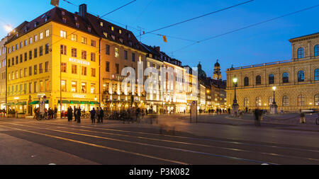 München, Deutschland - 25. Oktober 2017: Spatenhaus und andere alte Häuser am Max-Joseph-Platz bei Nacht Stockfoto