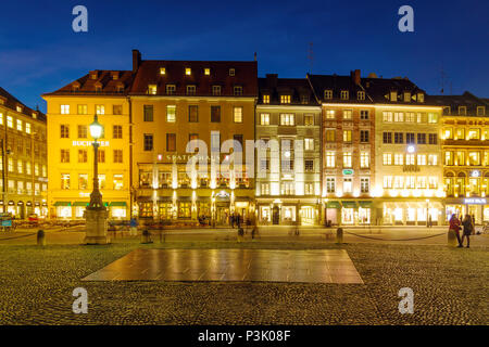 München, Deutschland - 25. Oktober 2017: Spatenhaus und andere alte Häuser am Max-Joseph-Platz bei Nacht Stockfoto