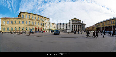 München, Deutschland - 25. Oktober 2017: breites Panorama der Max-Joseph-Platz mit vielen Menschen Stockfoto