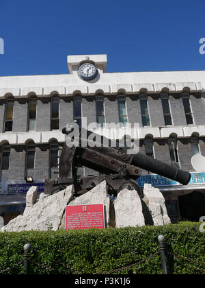 Eine Pistole einzigartig gestalteten schräg nach unten Mauern und Zinnen auf den Felsen von Gibraltar. Es ist eine Depression gun genannt Stockfoto