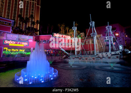 Neben dem Restaurant Senor Frog, beleuchtete Piratenschiff im Treasure Island Hotel and Casino, Las Vegas, Nevada, USA. Stockfoto