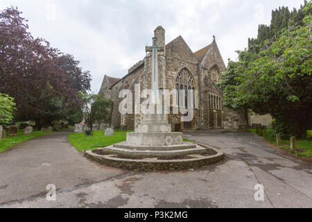 Steinernes Kreuz im 14. Jahrhundert St. Mary's Church, Rye, East Sussex, England, Großbritannien Stockfoto