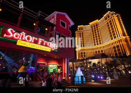 Der Senor Frog Restaurant und Palazzo Hotel bei Nacht, Las Vegas, Nevada, USA. Stockfoto