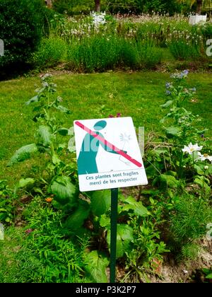 Zeichen, in französischer Sprache und bitten Besucher, bitte beachten Sie die Anlagen. "Rechenelemente Ces plantes sind fragiles merci de les Respecter." Park von Bercy, Paris, Frankreich Stockfoto