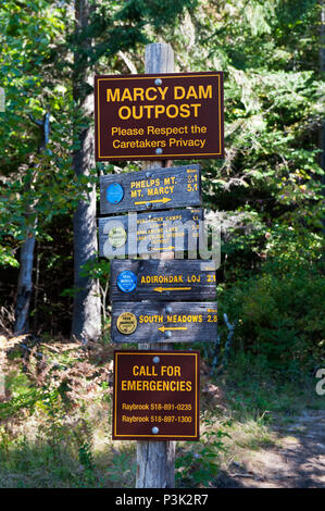 Richtungs- und Hinweisschilder für Wanderer in der Adirondack Region, Upstate New York in den USA. Stockfoto