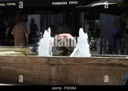 Ein obdachloser Mann einen Brunnen in der Mitte von Athen. Stockfoto