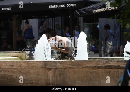 Ein obdachloser Mann einen Brunnen in der Mitte von Athen. Stockfoto