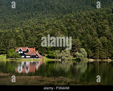 Golcuk See mit Reflexion, Golcuk Nationalpark, Bolu, Türkei Stockfoto