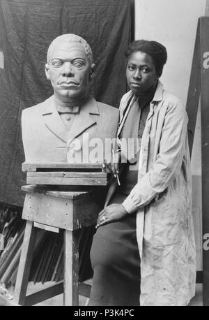 Selma Burke mit ihrem Portraitbüste von Booker T. Washington. Selma Hortense Burke (1900 - 1995) amerikanischer Bildhauer Stockfoto