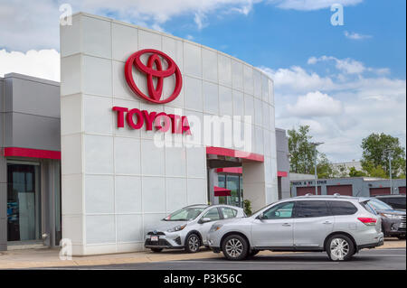 INVER GROVE HEIGHTS, MN/USA - 17. JUNI 2018: Toyota Autohaus autombile Außen- und Logo. Stockfoto