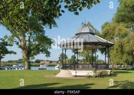 Ein musikpavillon im Quomps, Christchurch, Dorset, Großbritannien. Stockfoto