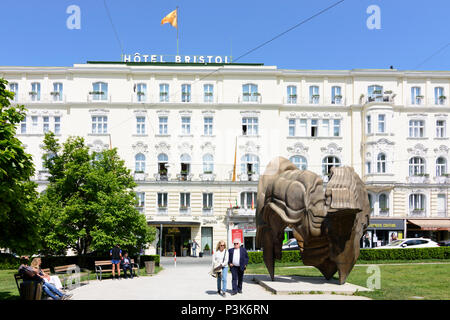 Salzburg: square Makartplatz, hotel Bristol, Kunst Projekt "Caldera" in Österreich, Salzburg, Stockfoto