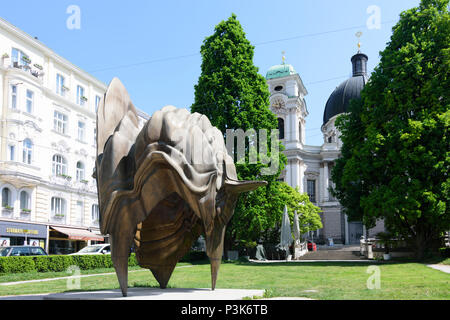 Salzburg: square Makartplatz, hotel Bristol, Trinity Kirche, Kunst Projekt "Caldera" in Österreich, Salzburg, Stockfoto