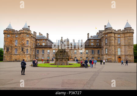 Holyrood Palace, oder den Palast von Holyroodhouse, der offiziellen Residenz der Königin in Schottland, die Royal Mile, die Altstadt von Edinburgh, Schottland Großbritannien Stockfoto