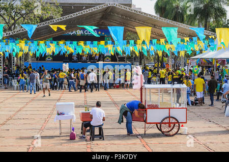 Campo Grande, Brasilien - 17. Juni 2018: Brasilianer Fans der Fußball-Nationalmannschaft (seleção Brasileira de Futebol) und Straßenverkäufer am Praça do Rádio Clube zu Stockfoto