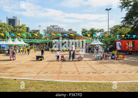 Campo Grande, Brasilien - 17. Juni 2018: Brasilianer Fans der Fußball-Nationalmannschaft (seleção Brasileira de Futebol) und Straßenverkäufer am Praça do Rádio Clube zu Stockfoto