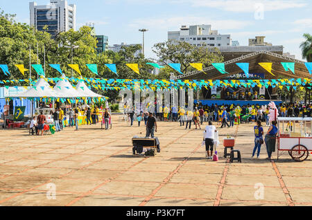 Campo Grande, Brasilien - 17. Juni 2018: Brasilianer Fans der Fußball-Nationalmannschaft (seleção Brasileira de Futebol) und Straßenverkäufer am Praça do Rádio Clube zu Stockfoto