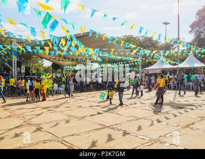 Campo Grande, Brasilien - 17. Juni 2018: Brasilianer Fans der Fußball-Nationalmannschaft (seleção Brasileira de Futebol) am Praça do Radio Clube das Match zu sehen. Stockfoto