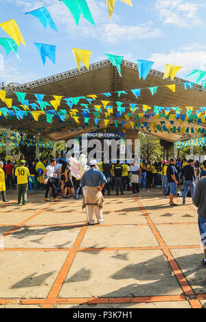 Campo Grande, Brasilien - 17. Juni 2018: Brasilianer Fans der Fußball-Nationalmannschaft (seleção Brasileira de Futebol) am Praça do Radio Clube das Match zu sehen. Stockfoto