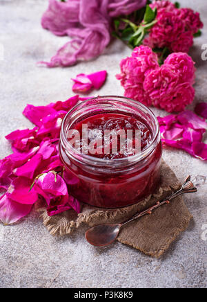 Hausgemachte Marmelade aus Rosenblättern Stockfoto