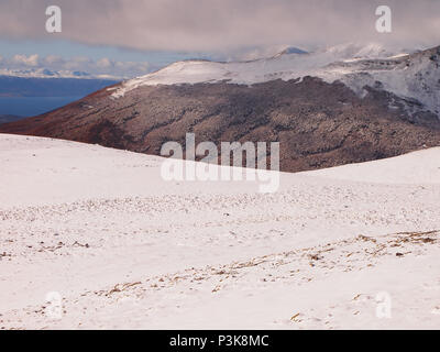 Anfang Herbst Schnee in den Bergen der Insel Navarino, Provinz von chilenischen Antarktis, Chile Stockfoto