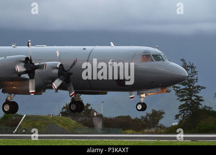 MARINE CORPS BASE HAWAII (6. Juli 2016) Die Royal New Zealand Air Force P-3K2 Orion Flugzeuge von 5 Squadron (rnzaf Base Auckland) landet auf Marine Corps Base Hawaii, Kaneohe Bay, Oahu. Die P-3K2 bietet Airborne Überwachung der Neuseeländischen Ausschließliche Wirtschaftszone, Pazifik und der südliche Ozean einschließlich der Antarktis. RIMPAC sehen zwei P-3K2 Betriebssystem aus MCBH während der gesamten Übung ihre Fähigkeiten verbessern, um gemeinsam mit den anderen teilnehmenden Nationen. 26 Nationen, mehr als 40 Schiffe und u-Boote, mehr als 200 Flugzeugen und 25.000 Mitarbeiter sind Parti Stockfoto