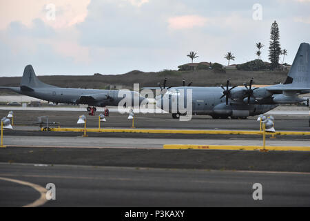 MARINE CORPS BASE HAWAII (6. Juli 2016) Die Royal New Zealand Air Force P-3K2 Orion Flugzeuge von 5 Squadron (rnzaf Base Auckland) (links) kommt beim Marine Corps Base Hawaii, Kaneohe Bay, Oahu. Die P-3K2 bietet Airborne Überwachung der Neuseeländischen Ausschließliche Wirtschaftszone, Pazifik und der südliche Ozean einschließlich der Antarktis. RIMPAC sehen zwei P-3K2 Betriebssystem aus MCBH während der gesamten Übung ihre Fähigkeiten verbessern, um gemeinsam mit den anderen teilnehmenden Nationen. 26 Nationen, mehr als 40 Schiffe und u-Boote, mehr als 200 Flugzeugen und 25.000 Mitarbeiter Stockfoto