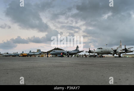 MARINE CORPS BASE HAWAII (6. Juli 2016) Die Royal New Zealand Air Force P-3K2 Orion Flugzeuge von 5 Squadron (rnzaf Base Auckland) kommt beim Marine Corps Base Hawaii, Kaneohe Bay, Oahu. Die P-3K2 bietet Airborne Überwachung der Neuseeländischen Ausschließliche Wirtschaftszone, Pazifik und der südliche Ozean einschließlich der Antarktis. RIMPAC sehen zwei P-3K2 Betriebssystem aus MCBH während der gesamten Übung ihre Fähigkeiten verbessern, um gemeinsam mit den anderen teilnehmenden Nationen. 26 Nationen, mehr als 40 Schiffe und u-Boote, mehr als 200 Flugzeugen und 25.000 Mitarbeiter sind Par Stockfoto