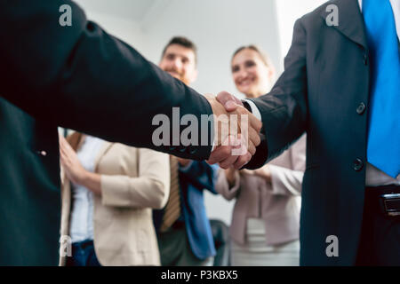 Nahaufnahme der Handshake der beiden Business Männer, nachdem eine wichtige Vereinbarung Stockfoto