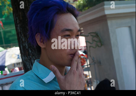 Yangon, Myanmar, Teenager, raucht eine Zigarette Stockfoto