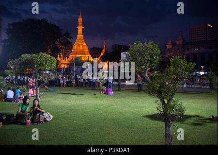 Yangon, Myanmar, Einheimischen am Abend bei Maha Bandula Park Stockfoto