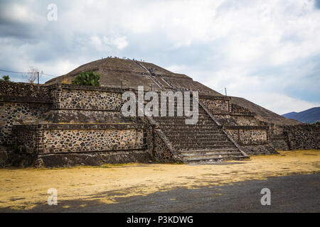 Alte aztek Pyramiden in Teotihucan Stockfoto